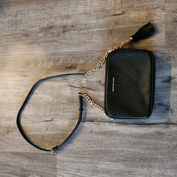 Like new condition- Michael Kors Crossbody bag - Picture 2 of 13